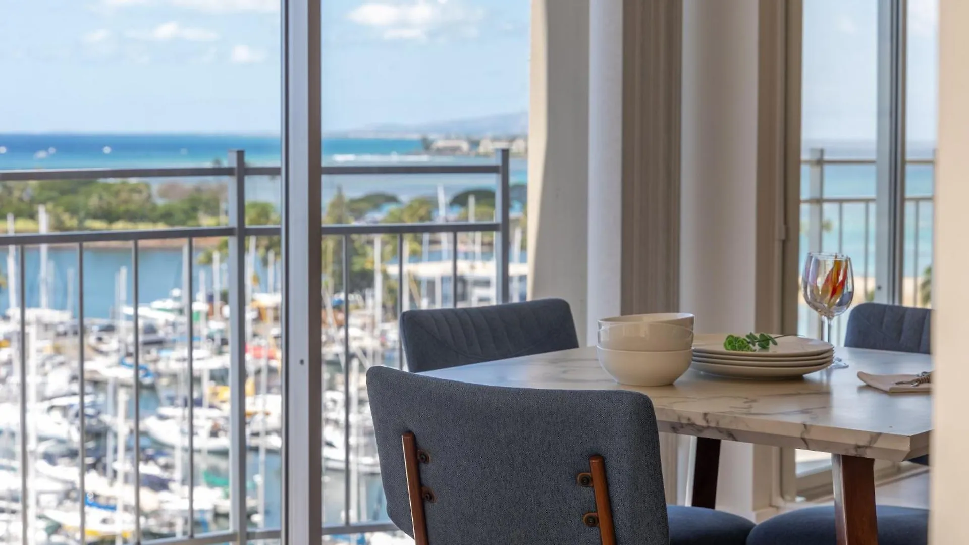 Ilikai Marina Stunning Ocean & Harbor Views - Walk To The Beach! ホノルル アパート