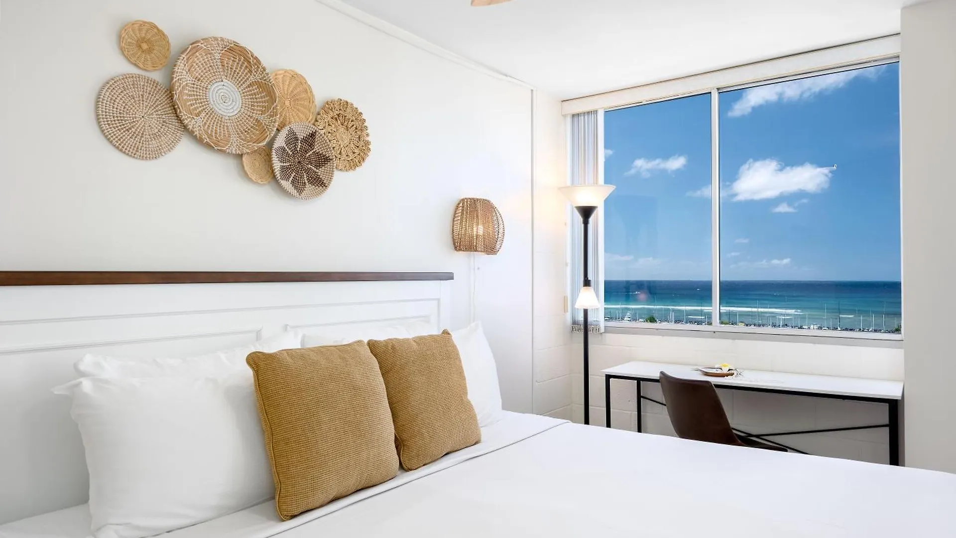Ilikai Marina Stunning Ocean & Harbor Views - Walk To The Beach! ホノルル アパート